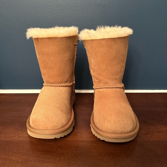 UGG Bailey Bow II Boot – Toddler Size 10 Chestnut - Picture 3 of 9